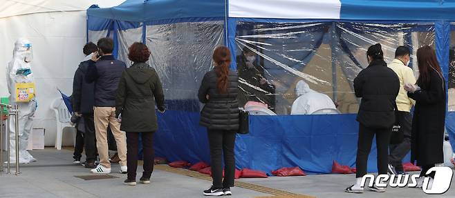 전북 군산시 군산시보건소 선별진료소를 찾은 시민들이 검사를 받기 위해 줄을 서 대기하고 있다. /뉴스1 © News1 유경석 기자
