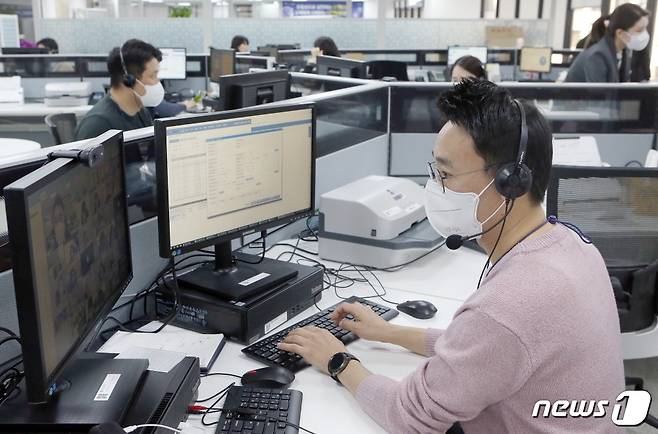 신한은행 디지털영업부 직원들이 일하는 모습(신한은행 제공)© 뉴스1