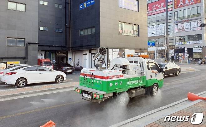23일 충북 음성에서 외국인 근로자 1명이 코로나19 확진 판저을 받았다. 사진은 거리 방역 모습.(뉴스1 DB)2021.2.23/© 뉴스1