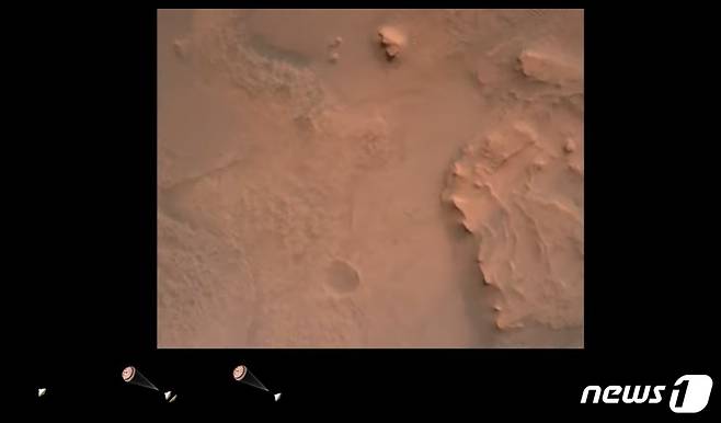 미국 항공우주국(NASA)의 화성 탐사 로버 '퍼서비어런스'가 화성 표면에 착륙하는 장면 (NASA 홈페이지 캡처) © 뉴스1
