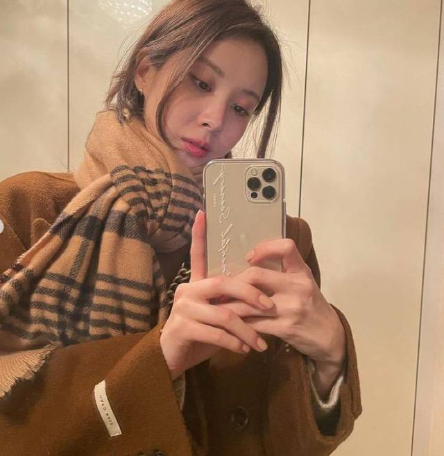 Seohyun posted several photos on Instagram on the 23rd with an article entitled BROWNie Jutiny.The photo showed Seahoun showing styling before going out.Seahoun, who matched a muffler with a brown coat, attracted attention with a neat yet elegant atmosphere.In particular, Seohyun admired the alluring charm that matured as the day went by.Meanwhile, Seohyun debuted in 2007 as Girls Generation and was loved as a national girl group and also played an actor.Last year, he also appeared on JTBCs Private Life, which ended in November.