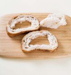 1. 곡물빵은 칼로 가운데를 도려낸다.