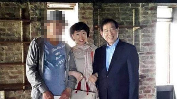 고 박원순 서울시장과 팔짱 낀 사진을 올리며 '성추행당했다'고 해 피해자를 조롱했다는 비판을 받고 있는 진혜원 검사