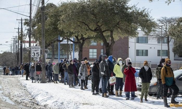 텍사스 주 오스틴 시에서 한파와 정전이 이어지는 동안 식료품점 앞에 줄을 선 사람들의 모습. /AP 연합뉴스
