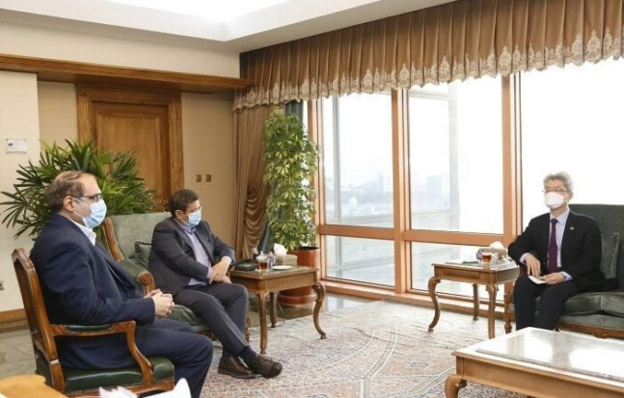 2021년 2월 21일 이란 테헤란에 위치한 한국대사관에서 유정현 이란 주재 한국대사와 압돌세나르 헴마티 이란중앙은행(CBI) 총재가 회담을 하고 있다. /CBI