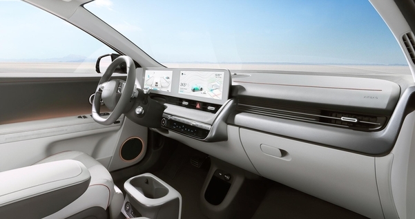 현대자동차가 23일 아이오닉 브랜드의 첫 전기차 '아이오닉 5'를 최초 공개했다. 이상엽 현대차디자인담당 전무는 "클러스터에 메모지를 붙일 수 있게 하는 등 활용성을 높였다"고 말했다. /현대자동차 제공