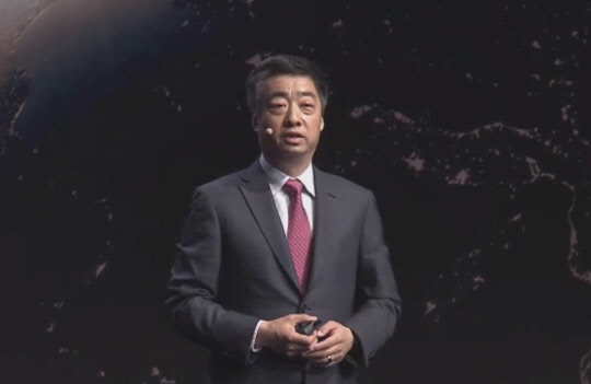 켄 후 순환회장이 23일 열린  'MWC상하이 2021' 개막 연설에서 첨단 기술이 코로나19 팬데믹 극복에 기여한 바에 대해 언급하고 있다. 기조연설 화면 캡처.