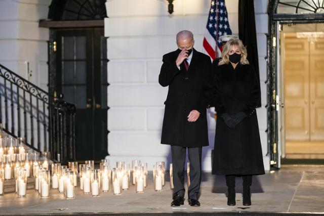 조 바이든(왼쪽) 미국 대통령과 부인 질 바이든 여사가 22일 워싱턴 백악관에서 미국 내 코로나19 희생자 50만명을 추모하며 침묵의 시간과 촛불 추념 행사를 갖고 있다. 워싱턴=UPI 연합뉴스