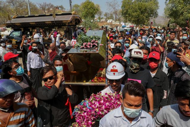 지난 20일 군의 총격에 사망한 청년들의 장례식이 23일 만달레이에서 진행되고 있다. 만달레이=AP 연합뉴스