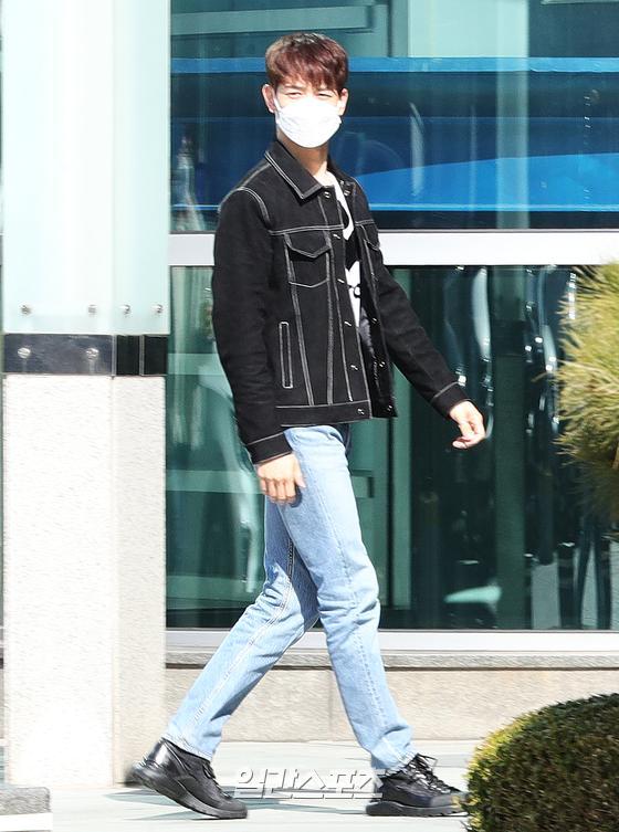 Minho of group SHINee is heading to the broadcasting station to appear on Dooshi Escape Cult show held at SBS in Mok-dong, Seoul on the afternoon of the 23rd.