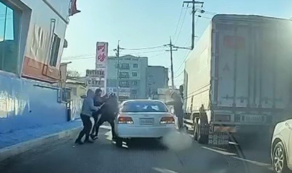 지난 8일 경기 화성시의 한 도로에서 주행 중인 차량 앞을 가로막은 일당이 둔기로 차량을 부순 뒤 운전자와 동승자를 폭행하는 사건이 발생해 경찰이 수사에 나섰다. 온라인 커뮤니티 캡처
