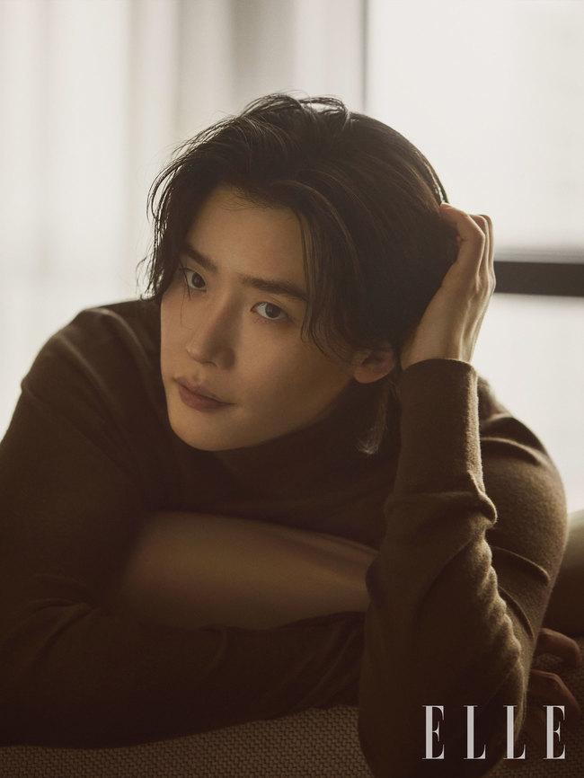 Actor Lee Jong-suk hosted a photo shoot with fashion magazine Elle.Lee Jong-suk, who has begun full-scale activities, recently came to the portrait of Elle March issue.He revealed a sharp body line that was usually made up of various exercises and revealed a more mature masculine beauty.Lee Jong-suk said in an interview with the photo shoot, We are spurring preparations to show a wonderful appearance to meet the expectations of the Fans who have waited for us.Lee Jong-suk, who has decided to make a special appearance for Park and Hoon Jungs movie Witch 2, who made a connection with the movie V-IP, said, It is a three-dimensional character that is difficult to define in a word.Asked about the next work plan, he said, What I have not experienced in the meantime, showing the fans favorite appearance, is opening up the possibility of appearing in various genres and platforms according to the change of the era.