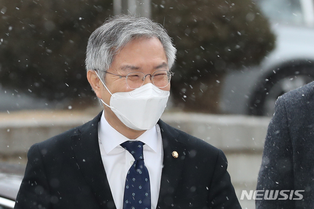 [서울=뉴시스]이윤청 기자 = 조국 전 법무부장관 아들의 허위 인턴 증명서를 발급해준 혐의를 받는 최강욱 열린민주당 대표가 1심 선고 공판에 출석하기 위해 서울 서초구 서울중앙지방법원으로 들어서고 있다. 2021.01.28. radiohead@newsis.com