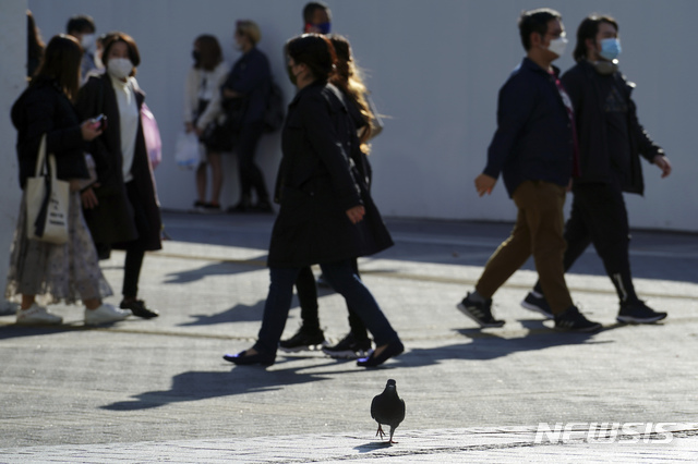 [도쿄=AP/뉴시스]지난 22일 신종 코로나바이러스 감염증(코로나19) 감염 예방을 위해 마스크를 쓴 일본 도쿄의 시민들이 거리를 걷고 있다. 2021.02.23.