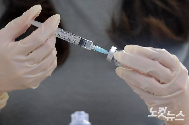 간호사들이 신종 코로나바이러스 감염증(코로나19) 백신 접종 실습을 하고 있다. 박종민 기자