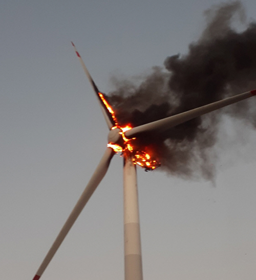 22일 오후 영흥화력발전소에 설치된 풍력발전기에서 불이 나 화염이 치솟고 있다. 인천소방본부 제공