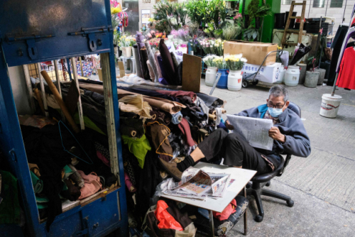 홍콩의 한 시장에서 한 상인이 22일(현지시간) 신문을 읽고 있다. /AFP연합뉴스