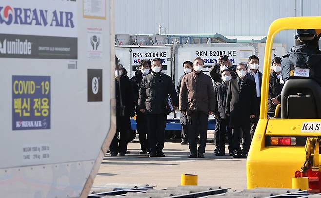 ⓒ연합뉴스2월3일 문재인 대통령이 인천국제공항에서 열린 코로나19 백신 수송 모의훈련을 참관하고 있다.
