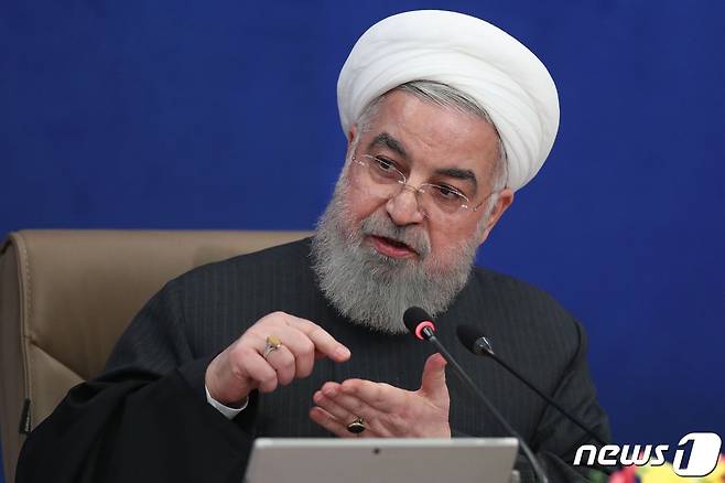 하산 로하니 이란 대통령이 3일(현지시간) 테헤란에서 열린 국무회의에 참석해 미국 등과 체결한 이란 핵합의(JCPOA·포괄적 공동행동계획)를 놓고 더 이상의 협상은 없을 것이라고 밝히고 있다. © AFP=뉴스1 © News1 우동명 기자