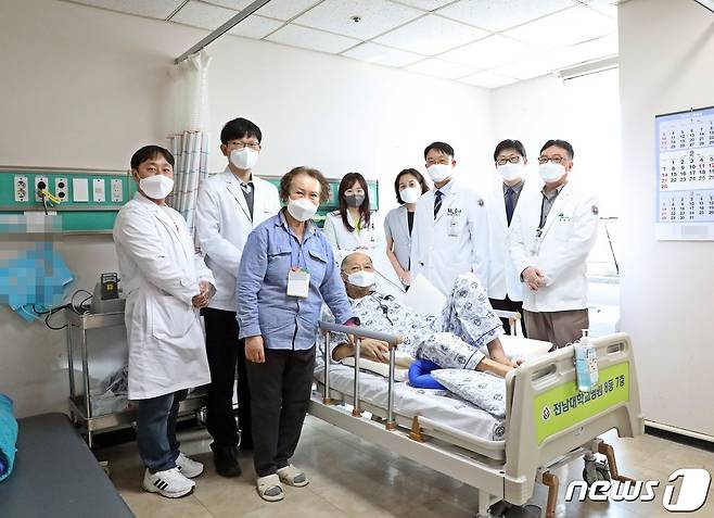 전남대학교병원 관계자들이 호남지역 최초로 좌심실보조장치 이식수술에 성공하고 건강을 회복한 환자와 기념촬영을 하고 있다.(전남대병원 제공)© 뉴스1