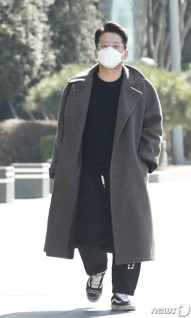 Seoul=) = Comedian Kim Jun-ho enters the station for the appearance of SBS Dooshi Escape TV Cultwo Show at SBS building in Mok-dong, Yangcheon-gu, Seoul on the 24th.2021.2.24