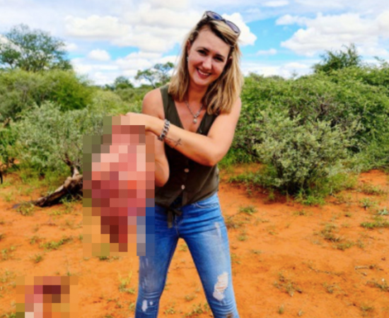 한 여성이 기린을 사냥한 뒤 사체에서 심장을 꺼내 들고 웃고 있다. 사진=Merelize van der Merwe 페이스북 갈무리.