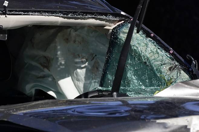 타이거 우즈가 탔던 제네시스 GV80 차량내부에 터진 에어백이 보인다./AP 연합뉴스