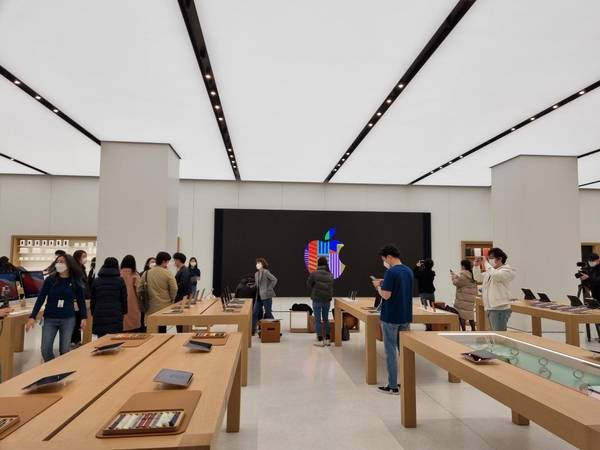 애플 출입 기자들이 여의도 스토어 매장에서 취재 중인 모습. /이경탁 기자