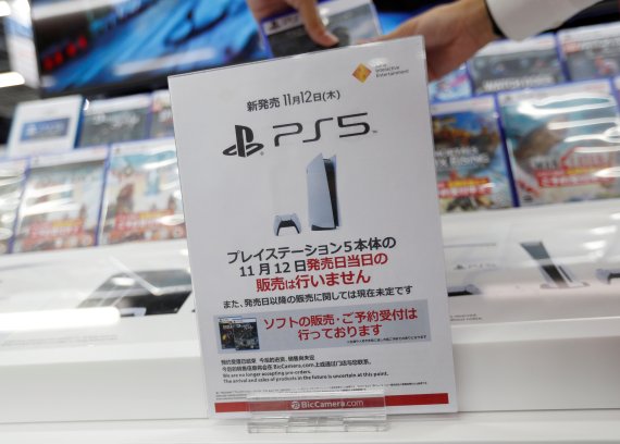 지난해 11월 10일 일본 도쿄의 가전체인 빅카메라 매장에 소니의 '플레이스테이션5(PS5)'를 매장에서 팔지 않는다는 안내문이 걸려 있다.로이터뉴스1