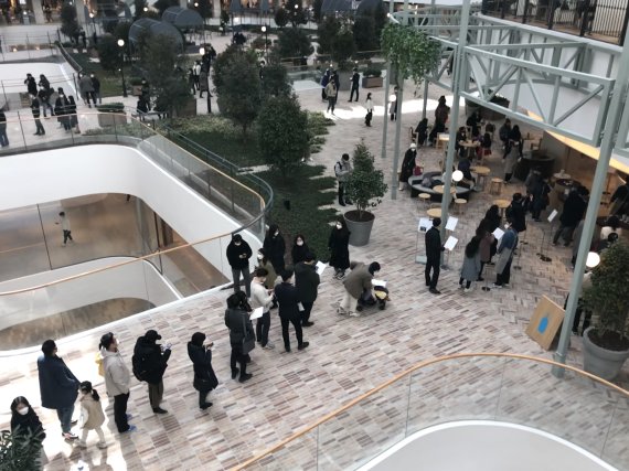 24일 '더현대 서울'에 오픈한 블루보틀 매장 앞에 고객들이 줄지어 서있다. 사진=김주영 기자.