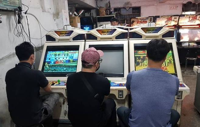 (폐업 전날.. 마지막 스파 2 대시 게임중인 유저분들(고인물들)) / 다음 SF2CE 카페장 김치님 사진 제공