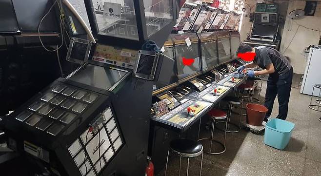 (폐업한 다음날 기기를 살펴보시는 정인오락실 사장님.. 속상해서 모든 매체의 인터뷰를 거절하셨다고 하셨다...)