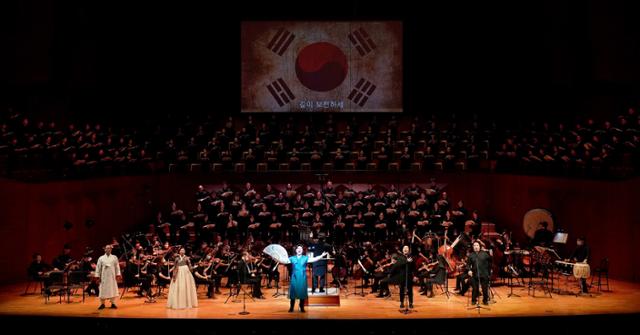 국립합창단이 지난해 8월 14일 서울 서초동 예술의전당에서 광복절을 맞아 창작칸타타 '나의 나라'를 초연하고 있다. 국립합창단 제공