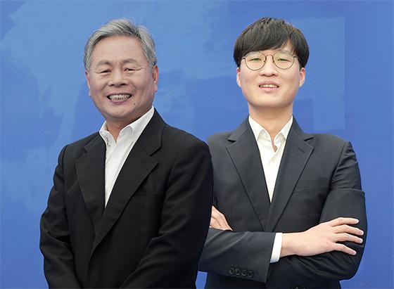 한국기원은 권갑용(왼쪽)·김형우 프로 8단이 9단으로 승단했다고 24일 밝혔다. 한국기원 제공