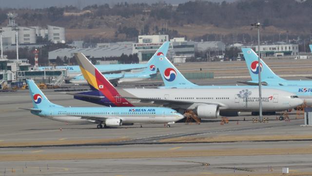 지난 23일 인천국제공항 주기장에 멈춰 있는 대한항공 항공기. 뉴스1