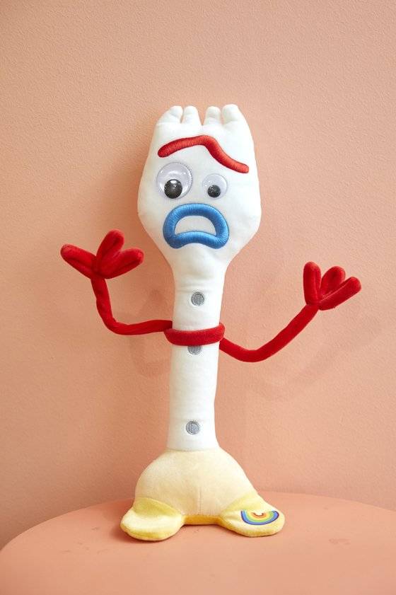 영화 ‘토이스토리’의 포키 캐릭터 인형. 포크‧철사줄‧아이스바 등 버리는 물건이 소중한 존재로 탄생한다.