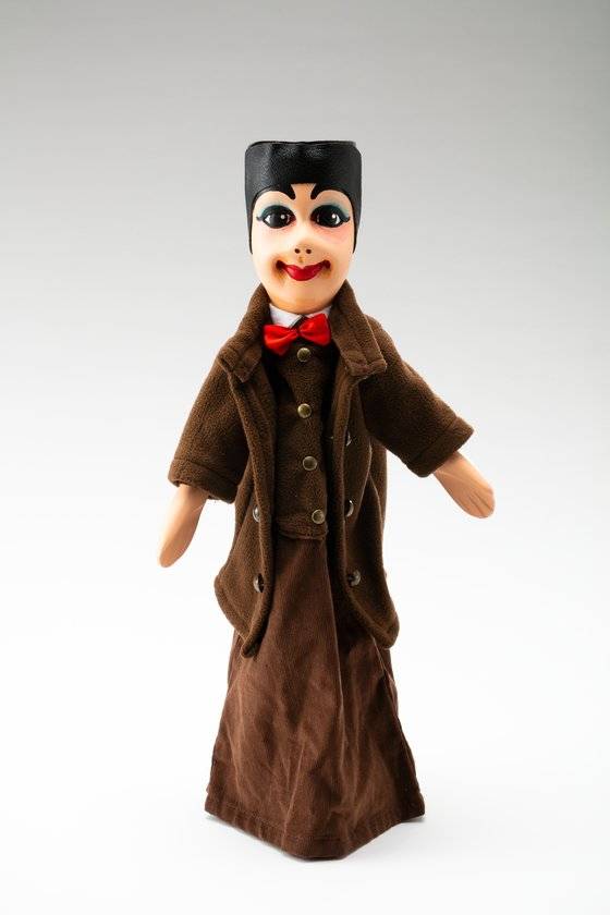 기뇰은 프랑스의 로랑 무르게가 창안한 인형극 주인공 이름이었지만, 나중에는 같은 형태의 손가락 인형극 장르를 뜻하게 됐다.