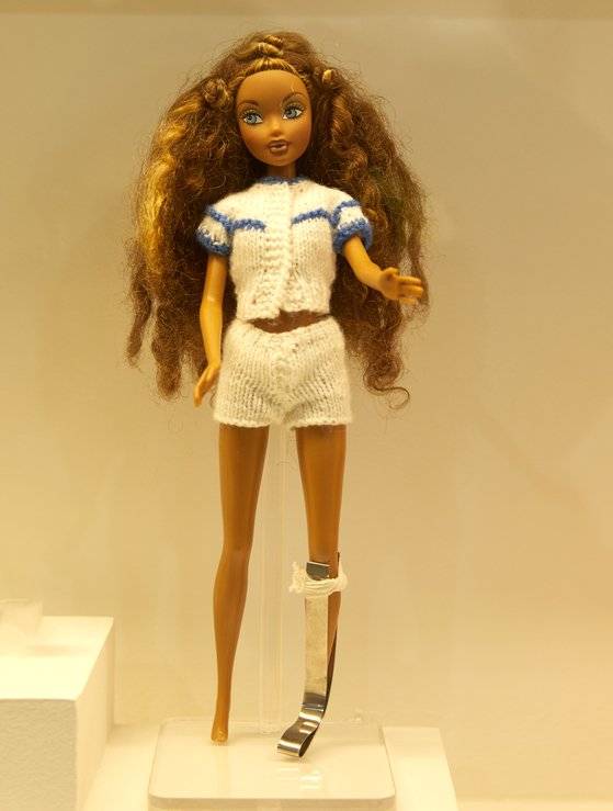 전시에서는 다양한 고민을 가진 인형들을 만날 수 있다. 루마니아 벼룩시장에서 온 루시. 발을 다친 모습이 고민이다.