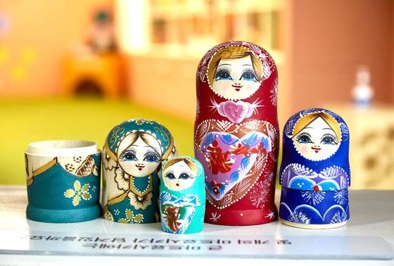 러시아의 전통인형 마트료시카. 큰 인형 안에서 작은 인형이 계속 나오는 게 인상적이다.