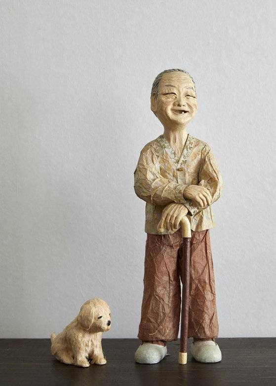 변도연 작가의 ‘행복한 마중’. 할아버지가 서울에서 내려오는 손자를 기다리다가 뛰어오는 걸 보고 활짝 웃는 모습을 생각하고 만들었다.