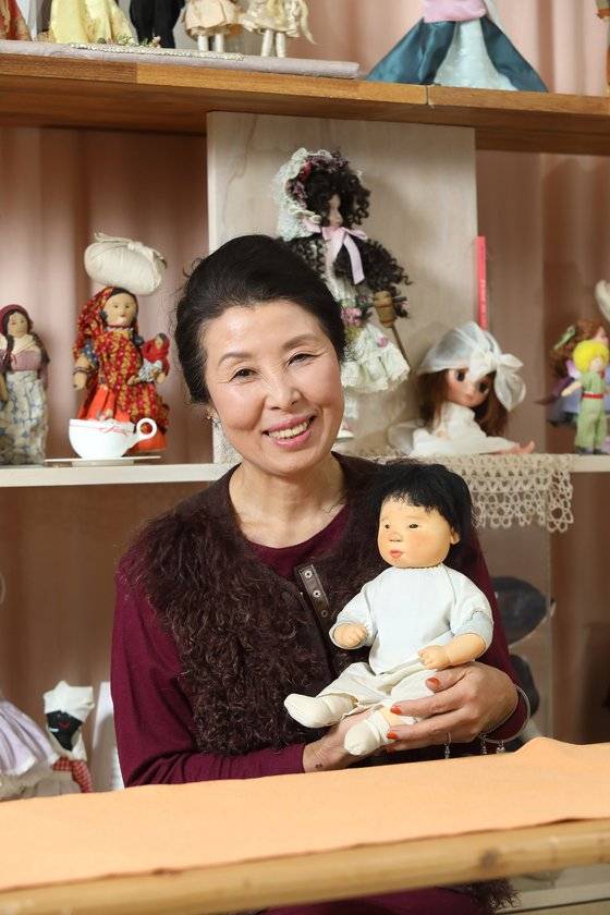 인형 컬렉터로도 유명한 동화작가 김향이가『꿈꾸는 인형의 집』에서 꼬마 존으로 등장한 인형을 들고 있다.