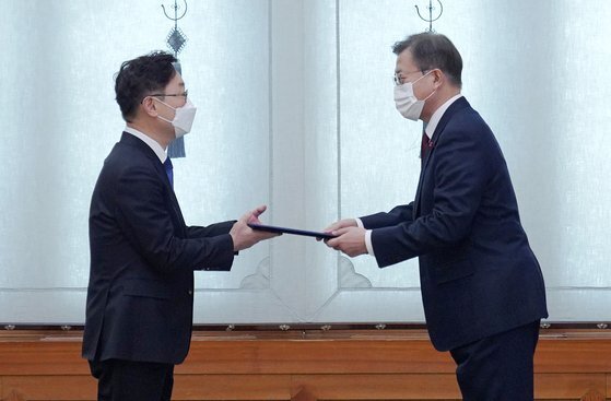 문재인 대통령이 지난달 29일 오후 청와대에서 박범계 신임 법무부장관에게 임명장을 수여하고 있다.