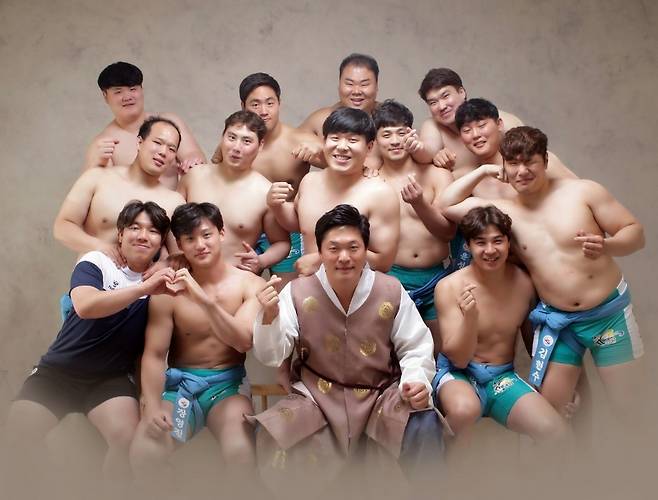 김기태 감독(가운데)과 영암군씨름단 선수단