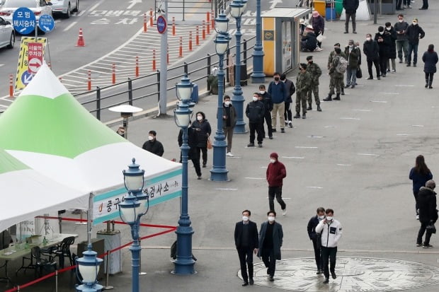 서울 중구 서울역 광장에 마련된 임시선별검사소에서 시민들이 코로나19 진단 검사를 받기 위해 길게 줄을 서 차례를 기다리고 있다. /뉴스1