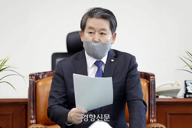 Kim Kyung-hyup, chairman of the parliamentary Intelligence Committee holds a press conference on the illegal investigation of civilians by the National Intelligence Service during the Lee Myung-bak government at his office in the National Assembly in Yeouido, Seoul on February 23. National Assembly press photographers