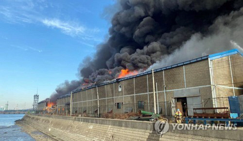 24일 인천시 동구 만석동 한 가구공장에서 불이 나 검은 연기가 치솟고 있다. 연합뉴스