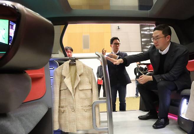 구광모 LG 대표가 지난해 2월 서울 서초구 LG전자 디자인경영센터를 방문해 미래형 커넥티드카 내부에 설치된 의류관리기를 살펴보고 있다.