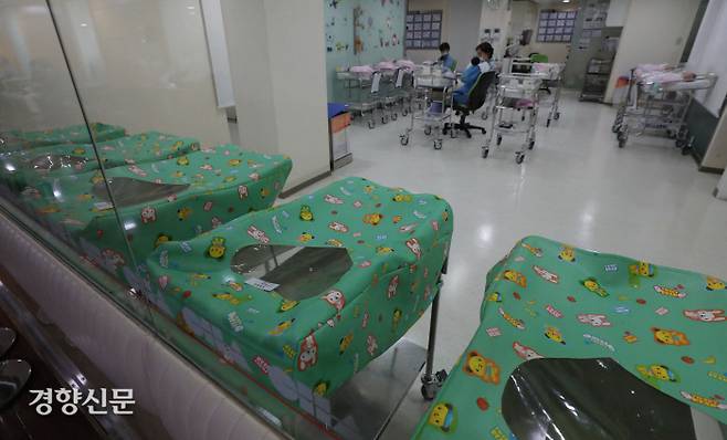 서울의 한 병원 산부인과 신생아실에서 간호사들이 아기를 돌보고 있다. 앞쪽에 보이는 아기침대는 비어있는 침대다. 김영민 기자
