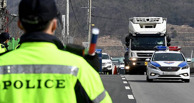 Police escort trucks carrying COVID-19 vaccines on Wednesday morning. (Yonhap)