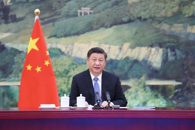 시진핑 중국 국가 주석이 지난달 27일 베이징에서 화상으로 캐리 람 홍콩 행정장관의 업무 보고를 받고 있다. 시 주석은 이날 람 장관에게 '애국자가 홍콩을 다스린다'는 원칙을 강조했다. 신화연합뉴스